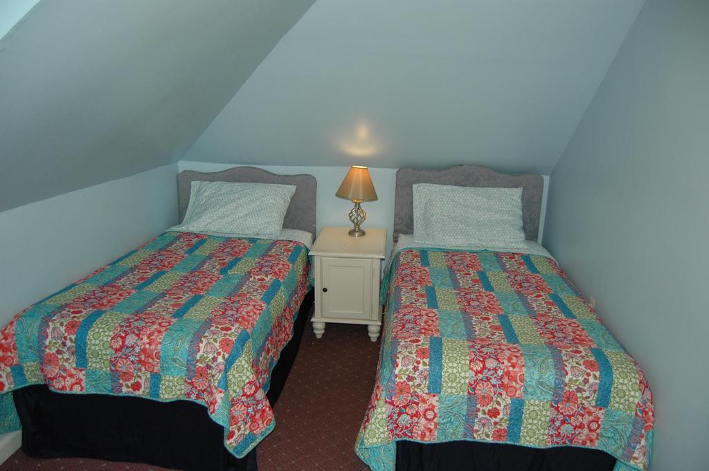 Avon Manor Cottage Room photo